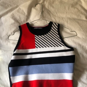 Tommy hilfiger linne - Välldigt gulligt Tommy hilfiger linne i storlek xs/s, säljer pågrund av att de inte används!