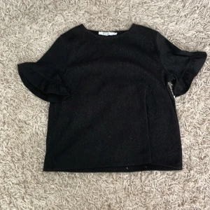 Jätte snygg volang topp❤️ - Jätte snygg tröja med volanger vid ärmarna❤️ Köpt på Na-Kd för ett tag sen, men har inte kommit till användning✨ köparen står för frakt!❤️