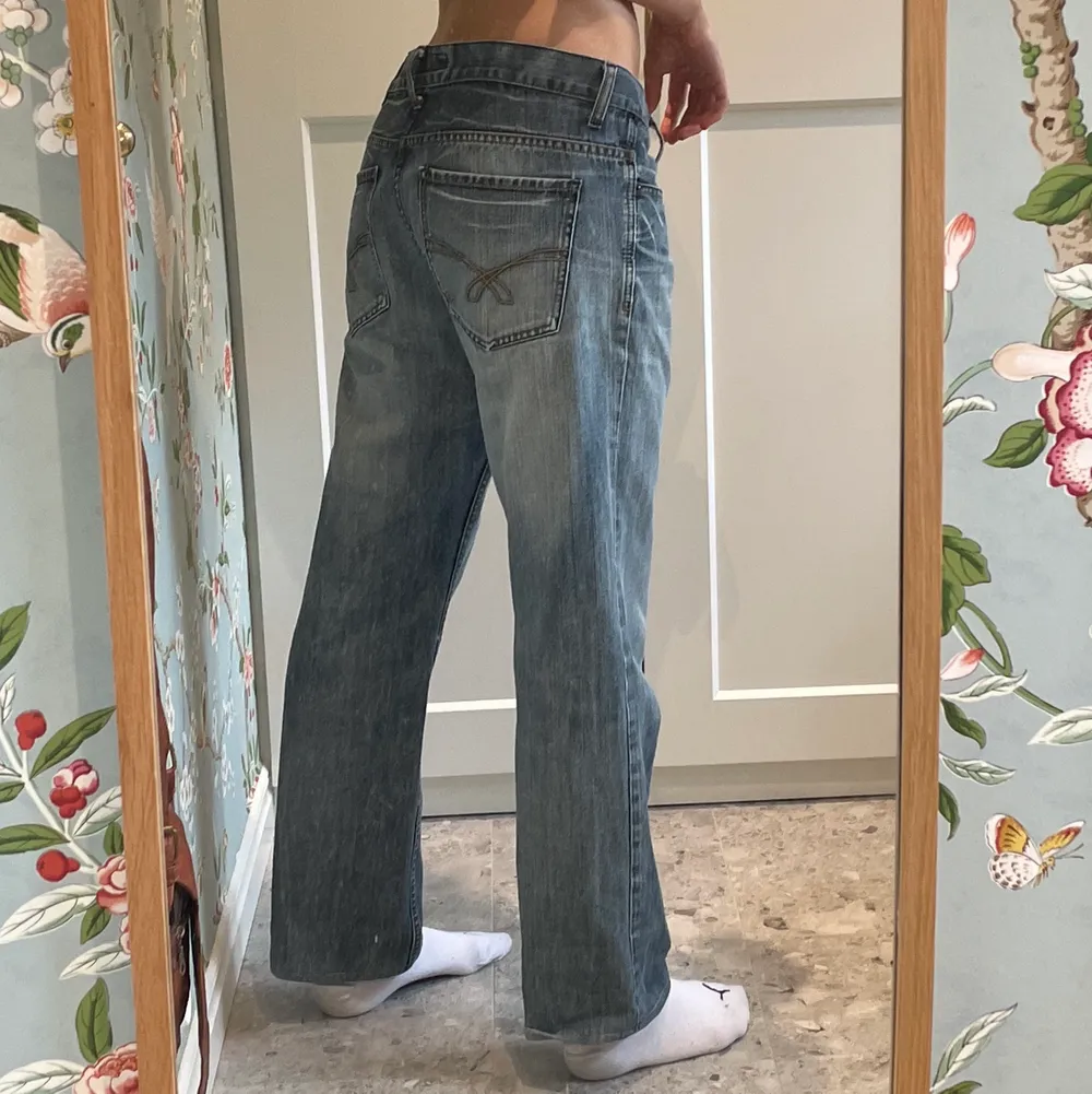 Supersnygga låga jeans i en gråblå färg😍 väldigt baggy på mig som brukar ha 36 i midja och är 180 cm lång😚😚. Jeans & Byxor.