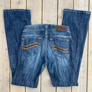 Snygga lågmidjade jeans från Lee köpta secondhand. Superfint skick! Midjemått ca 78 cm, innerbenslängd ca 83 cm 💞 (jag är 166 cm för referens)