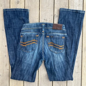 Lågmidjade jeans Lee - Snygga lågmidjade jeans från Lee köpta secondhand. Superfint skick! Midjemått ca 78 cm, innerbenslängd ca 83 cm 💞 (jag är 166 cm för referens)