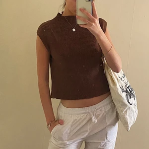 Stickad topp - Supersöt stickad topp från NA-KD i mjukt material. Storlek Xs men elastisk och passar därmed storlekar upp till M skulle jag säga! 💓