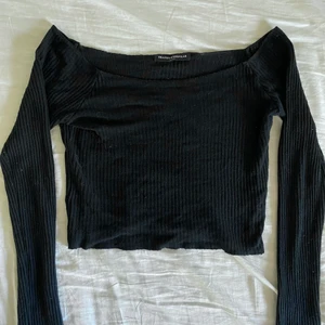Brandy topp - Brandy melville topp som är off shoulder. Onesize men passar xs-S