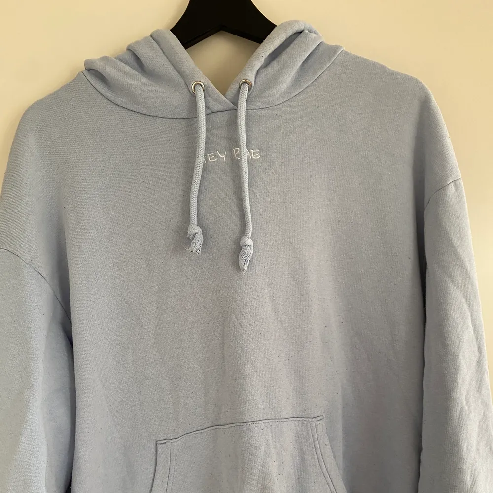 Säljer då jag inte använder, rätt gammal därav lite nopprig annars i bra skick🤍frakt tillkommer. Hoodies.