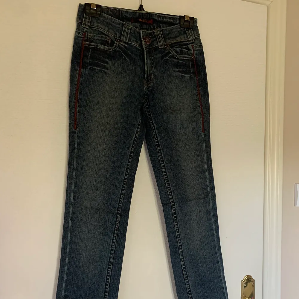 (säljs billigt då mamma rensade sin garderob från 90-talet och annars skulle de slängas) 180kr+frakt! oanvända jeans, riktigt sköna jeans, stretchiga och lågmidjade, passar mig som har S i jeans! Frågor eller mer bilder på dm! (postbevis går att f. Jeans & Byxor.