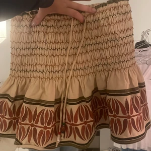 Zara kjol - Säljer denna jättesöta kjol från zara! aldrig använd och prislappen ör kvar!❤️❤️