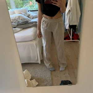 Linnebyxor  - INTRESSEKOLL! Dröm linnebyxor ifrån Chelsea, storlek xxs men skulle säga att de passar en xs också. Helt oanvänd men lapp kvar!🫶🫶🙌💋