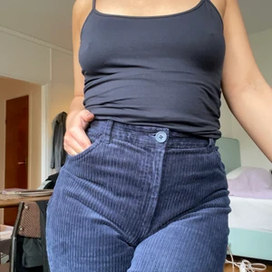 Mörkblåa manchesterbyxor 💙 - Fint skick och ganska mörka i färgen!! Mer likt bild 2 skulle jag säga 💙