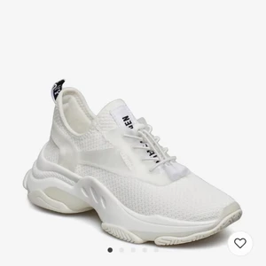 Steve Madden sneakers - Säljer dessa helt oanvända jättefina steve madden sneakers då dem är lite för små för mig. Nypris 1149 men säljer för 500kr. Skriv om ni har frågor🥰