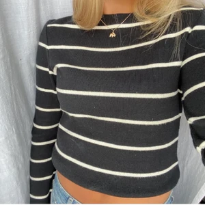 Randig tröja - Fin randig stickad tröja, storlek xs men passar också s hur bra som helst! Nästan aldrig kommit till användning! 200kr+frakt. (Köpt för 399) lånade bilder