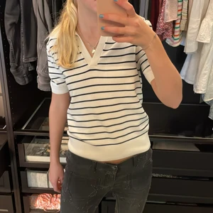 Other stories topp!  - Säljer en så fin other stories tröja som är köpt i somras och knappt använd. Passar så bra nu till sommaren med ett par shorts eller en kjol. Hör av er❤️❤️