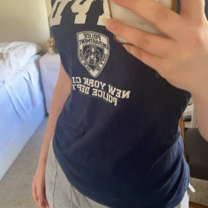 blå t-shirt med tryck - säljer denna t-shirt eftersom den inte kommit till så mkt användning<33