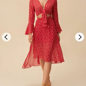 Adoore klänning - Riviera dress red i strl 36. Använd ett fåtal gånger men som helt ny! Ord. pris är 1495 kr🥰 Priset kan diskuteras vid snabb affär!