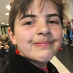 Merle - Mörkt hår, kort hår, två outfits ingår