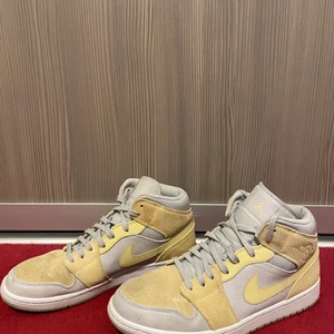 Jordan 1 - Air Jordan 1 mid textures yellow Size: US10/EU44 Cond: 7/10 Pris: 800kr  Intresserad för byten mot skor i strl 43❗️