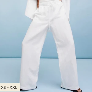 Vita linnebyxor  - Säljer de nya vita linnebyxorna från hm i storlek M. Långa i benen och resår i midjan som man kan knyta hur man vill💕 aldrig använda, prislapp kvar