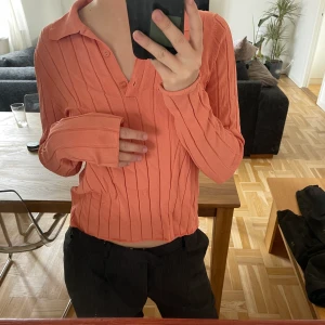 Top - Korallfärgad top från zara, använd 1 gång! Storlek L men väldigt liten i storleken
