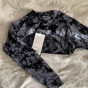 ICANIWILL shoulder top - Säljer en helt oanvänd topp från ICANIWILL med lappen kvar. Storleken är M men sitter mer som en S då den sitter rätt tight. Tröjan är croppad ovanför sport-bhn, köptes för 449:-. Köparen står för frakten!