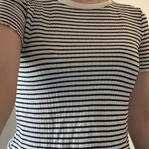 Randig t-shirt🤍 - Säljer min söta randiga t-shirt från H&M🤍 köpt för många år sedan men inte speciellt sliten. Älskar byteshandel och pris kan alltid diskuteras!🖤 tveka inte på att höra av dig om du vill ha fler bilder eller har fler frågor!🤍 🛑LÄS BIO🛑