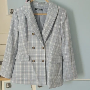 Gina Tricot, Penny kostym St 38  - Oanvänd blårutig kostym, med dubbelknäppt blazer och byxor med tillhörande bälte. Går att köpa var för sig om önskas. 