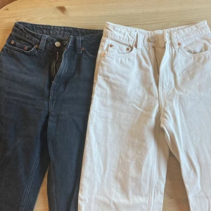 weekday straight jeans - Säljer dessa två weekday jeansen i strlk: W24 L30 (typ en xs) då dem är för små! Superfina annars❤️‍🩹 säljer dem för 100kr styck + frakt ❤️‍🩹
