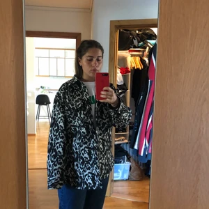 Vårjacka - Oversized vårjacka i brun, vitt och svart mönster från Arket! Den är i mycket bra skick då jag nästan aldrig använt den!