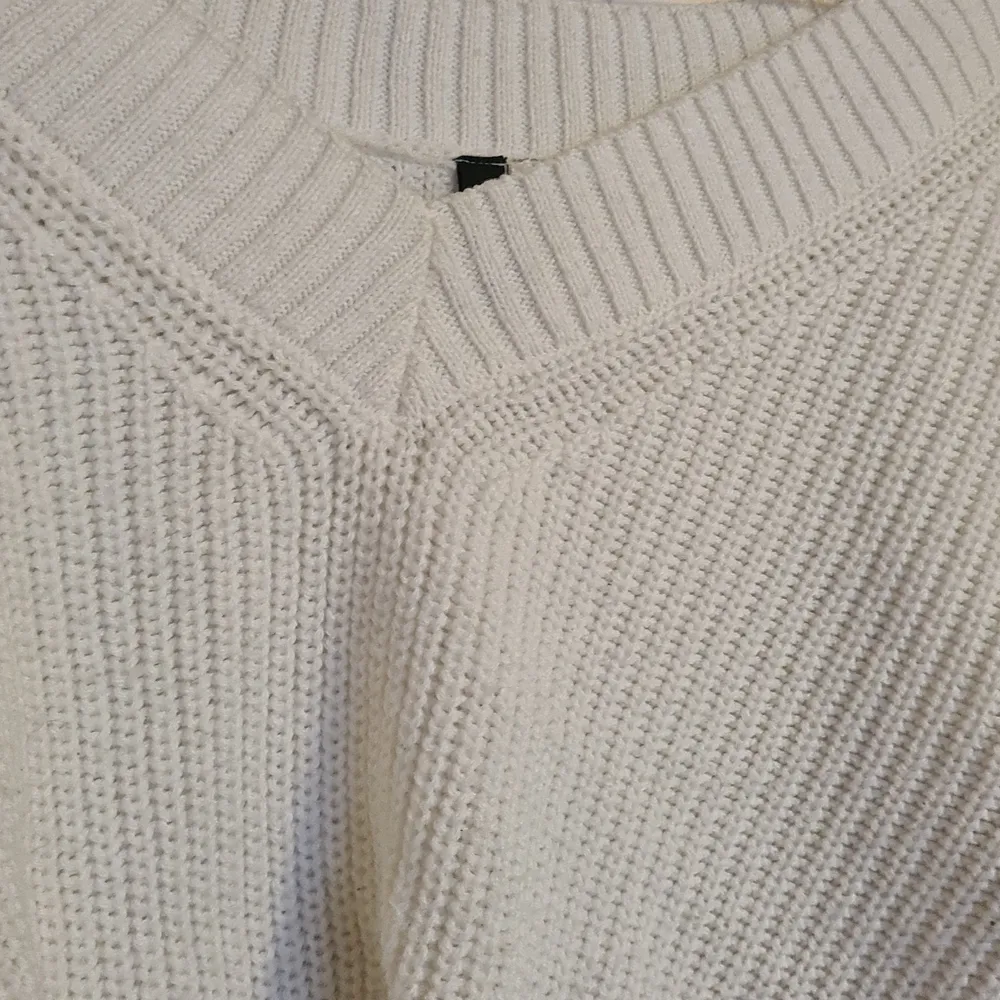 Fin vit stickad tröja i storlek S . Stickat.