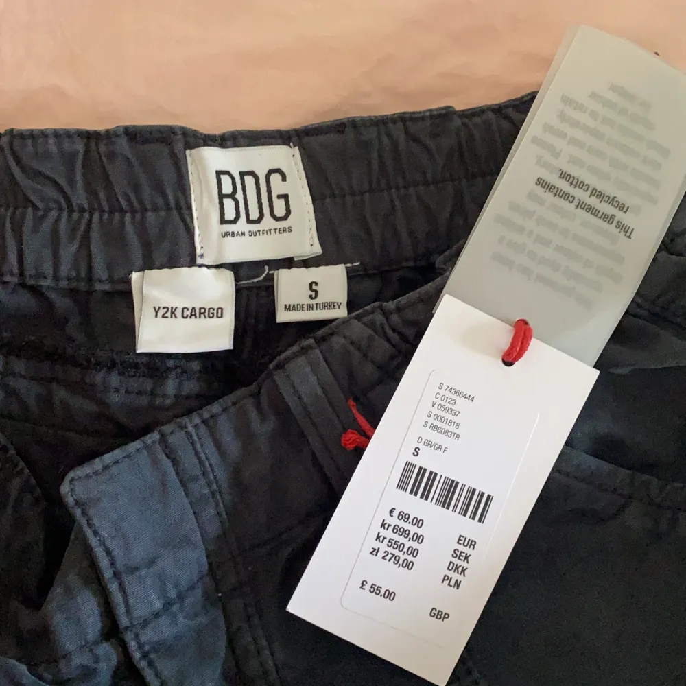 Säljer mina helt utsålda, nya cargo byxor i färgen Dark Grey från UO storlek s, nypris 699kr. Jeans & Byxor.