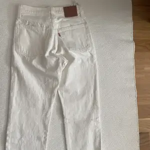 Vita Levis jeans oanvända 