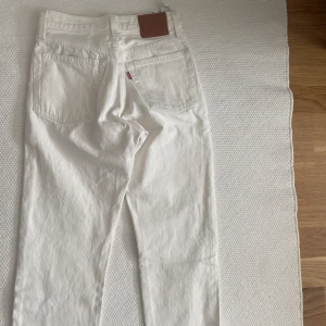Jeans vita Levis  - Vita Levis jeans oanvända 