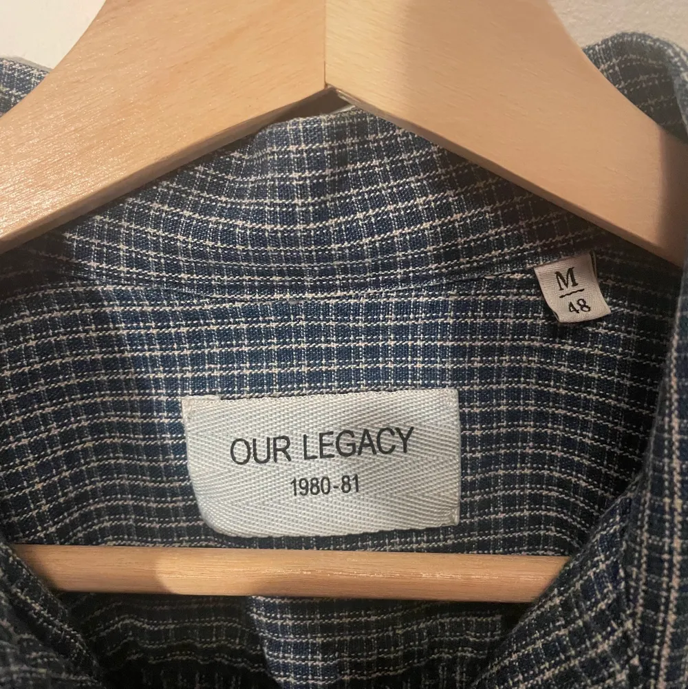Blå rutig skjorta från our legacy. Skjortan är använd men har inga skador. Storlek M. Skjortor.