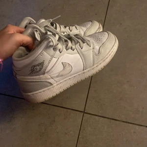 Jordans  - Säljer mina hyfsat använda skor eftersom att ja ej använder de, köpta för 2000kr men säljer för 1000 och det är strl 36