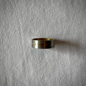 Ring - Silvrig ring med small guldstripe. Size: 18mm. Rostfritt material. Fri frakt. Följ gärna vår instagram: ring.butiken