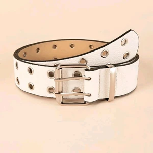 Ett svart  skärp  - Ett svart skräp som är  brätt och som är i jätte bra skick jag säljer denna för att den inte kommer till användning längre. kan skicka fler bilder om de behövs😊 köparen står för frakten 📦