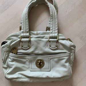 Marc Jacobs väska - Den här väskan köpte min mamma på NK för ca 8 år sedan💙 den är i bra skick men ser såklart lite använd ut men inga stora fel på den!🌟💘 hon köpte den för 3800kr