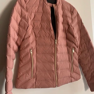 Rock And Blue Jacka - Vårjacka från Rock and blue i strlk 36, passar XS/S. Sitter väldigt fint på, Säljs ej längre i denna färg. Aldrig använd tidigare därav Nyskick! Pris kan diskuteras💕 Kom privat för fler frågor ☺️