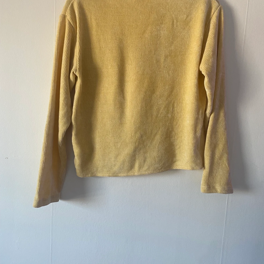 Gul ribbad tröja - 90