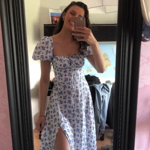 Världens finaste sommarklänning - Säljer denna långklänning som är den finaste någonsin och den sitter SÅ smickrande på kroppen. Perfekt inför midsommar men använde den förra året så den förtjänar ny ägare. Man kan knyta som man vill över brösten så den kan regleras.