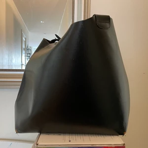 Skinnväska Äkta läder  - Äkta skinn. Stor och rymlig väska . Kan bäras som handväska eller axelväska (separat rem finns , syns ej i bild). Från Zara. Tillverkas ej längre. 