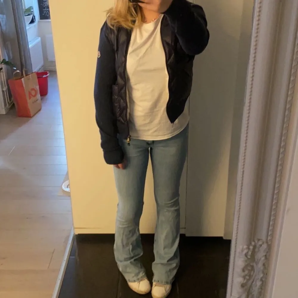 Säljer nu mina super fina slutsålda flared jeans från zara köpt för några månader sen!💘storlek 36/38 köpta för 600! Säljer dom ej för mindre än 250. Skriv privat vid intresse. Sitter bra på mig som är 172 . Jeans & Byxor.