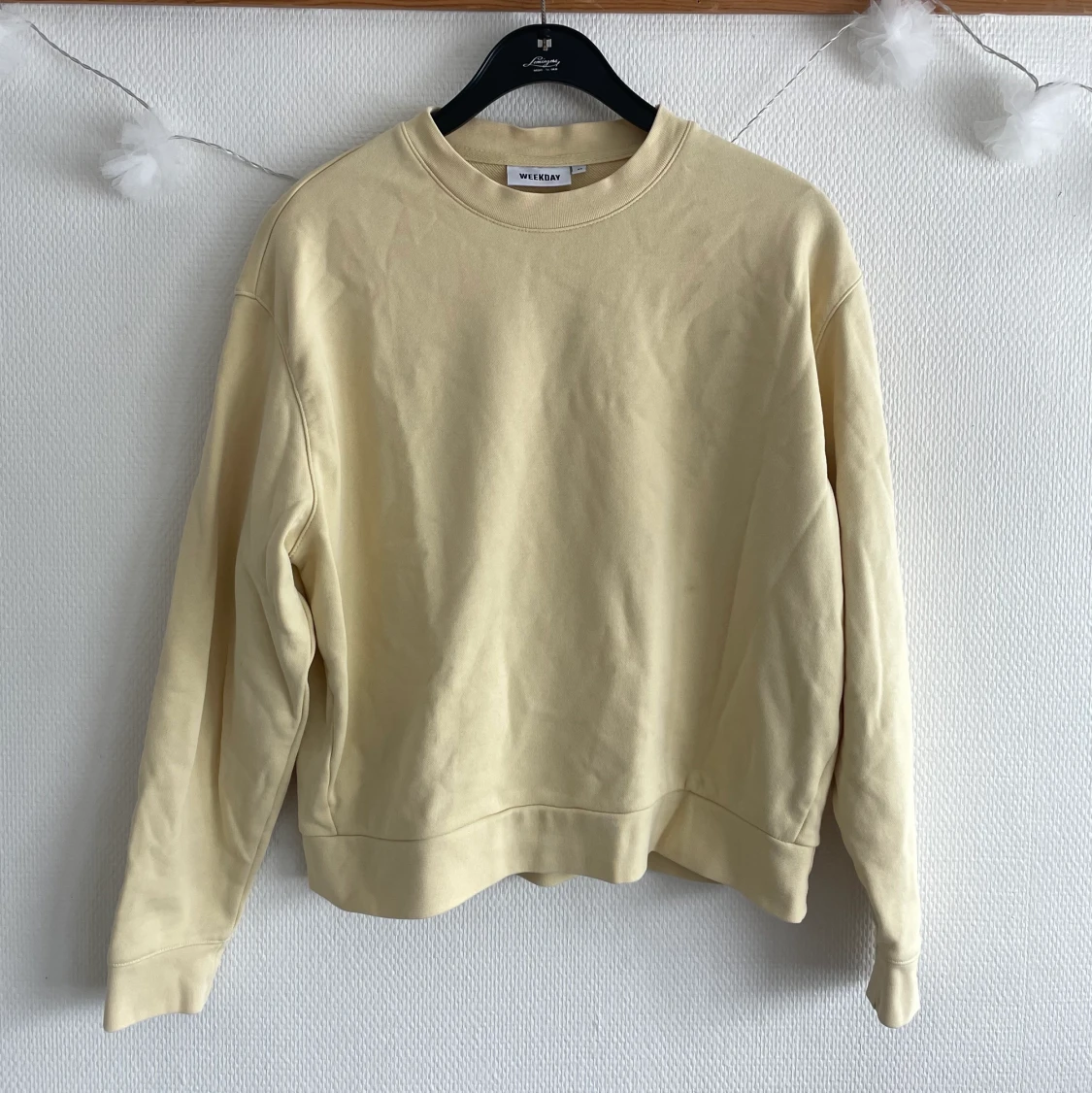 Weekday collegetröja ljusgul