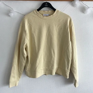 Weekday collegetröja ljusgul - Använd 2ggr, sälj pga. Används ej! Fint skick, supehärlig färg! 