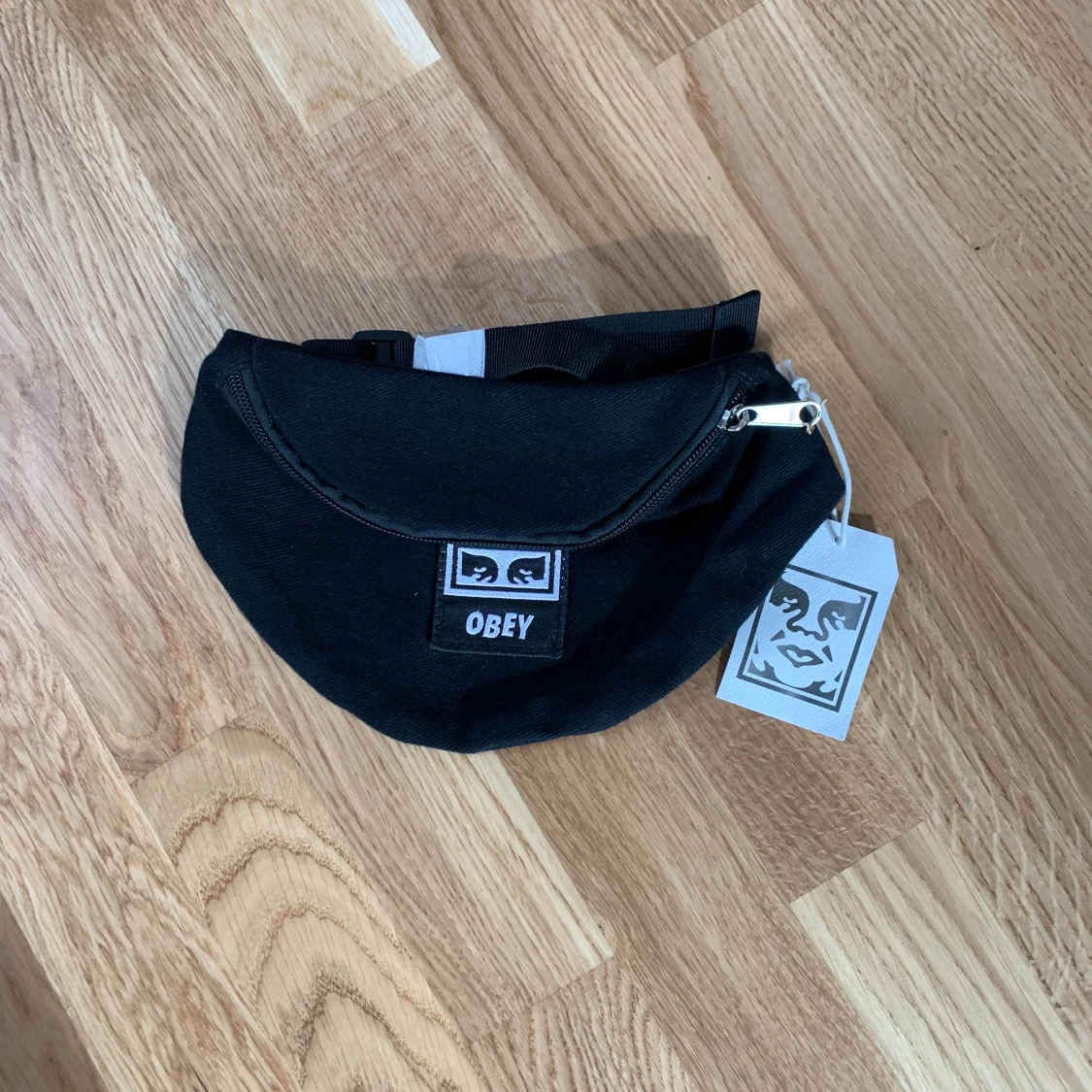 Obey väska (helt ny)