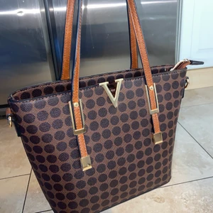 Brun väska  - Super fin väska, har använt några gånger. Bra skick förutom att bandet gått sönder lite uppe vilket är det som syns på bilden.