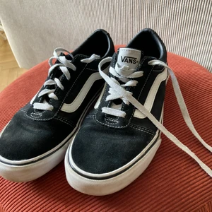 Vans - Svarta Vans, ett år gamla och sparsamt använda. Köparen står för frakt, jag tar Swish.