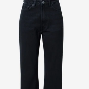 Weekday jeans - Det är ett par grå/svarta jeans i modellen rowe i storlek 25/30🤩 Säljer för att de är försmå för mig och de använda ett fåtal gånger❤️