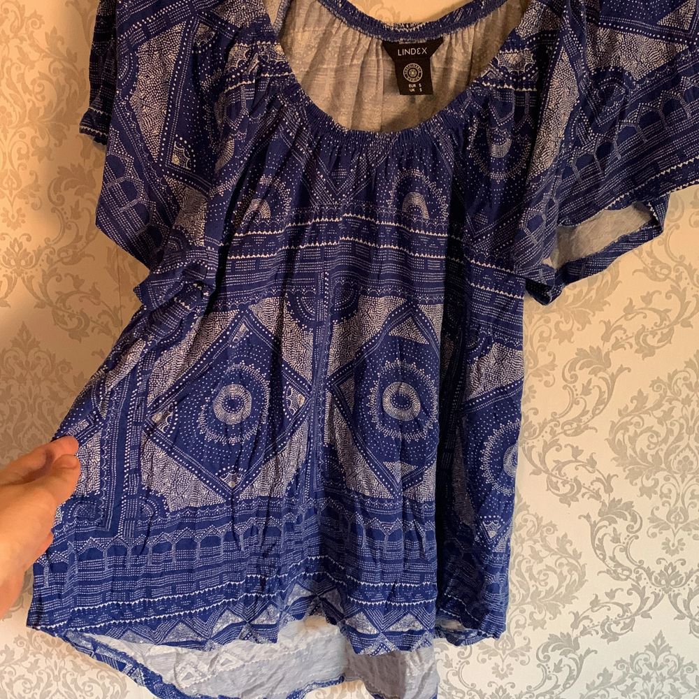 Hej! Säljer en jätte söt sommar tröja! Den är i bra skick och i somrigt och kallt tyg, perfekt för sommaren! Rensar garderoben och hittade den. 20kr, låga priser pga rensning av garderoben ☀️☀️ vet exakt inte vad frakten kostar men nog billig då plaggen inte väger mycket!. T-shirts.