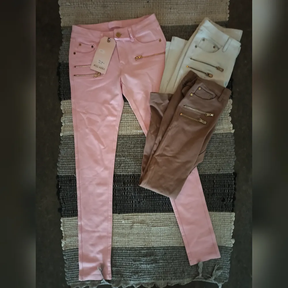 Fina byxor i vitt, brunt och rosa. Oanvända. Alla 3 för 300:- eller bud. Kan skickas spårbart om så önskas. . Jeans & Byxor.