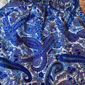 Sommar byxor  - Hej! Säljer ett par super sköna och tunna sommarbyxor! Perfekt för varna väder! De är i väldigt bra skick och i strl 36 men passar mig som är 38-40. Säljer dessa för 50 :) 