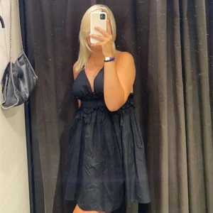 Zara klänning - Slutsålda Zara klänning, använd en sommar, super fin klänning